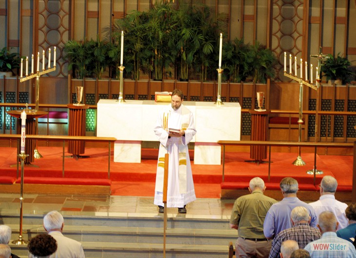 Opening worship begins